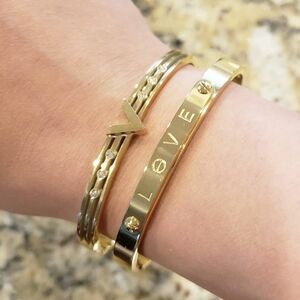 The Styled Collection V Bangle